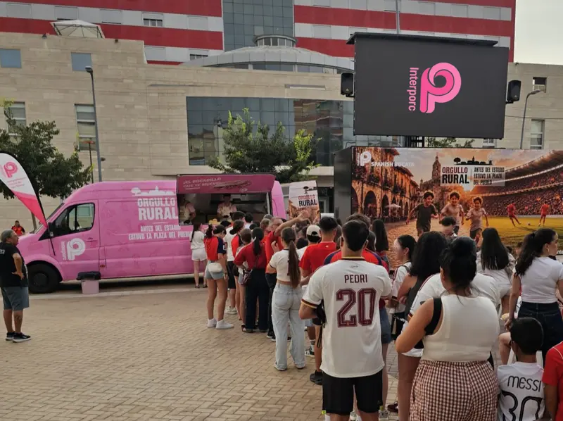 'Orgullo Rural' culmina su recorrido en el pueblo de Rodri tras repartir más de 3.000 bocadillos de jamón